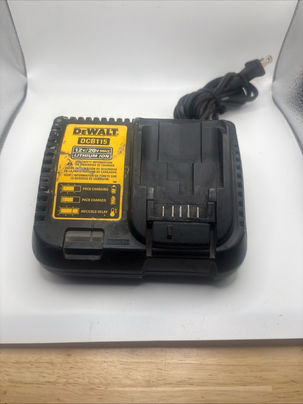 DEWALT DCB200 20V MAX  Lithium-Ion Battery Pack With DCB115 Charger